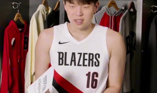 球探体育官网-谁学得最地道&amp;气势最到位？杨瀚森中文课堂：这次学你防不住我