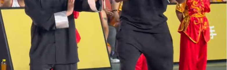 咏春卡！伦纳德现场学习咏春拳，一招一式和抱拳礼都有模有样