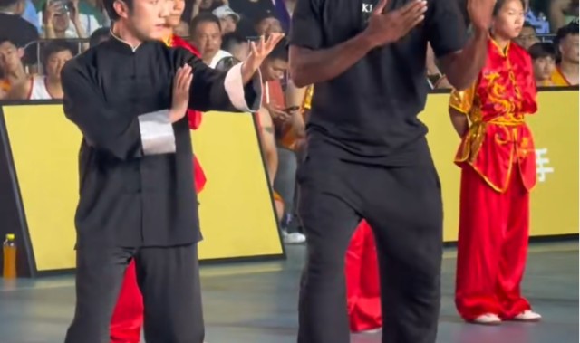 咏春卡！伦纳德现场学习咏春拳，一招一式和抱拳礼都有模有样