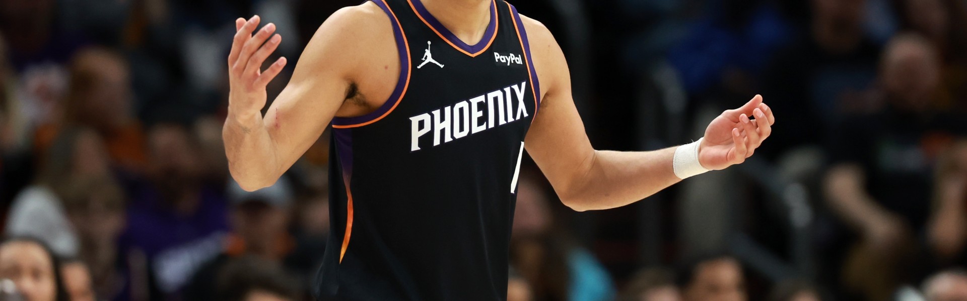 火药味！布克认为被夹臂推了拉松&amp;哈克斯替队友出头 双双被吹技犯