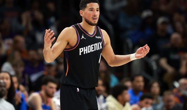 火药味！布克认为被夹臂推了拉松&amp;哈克斯替队友出头 双双被吹技犯