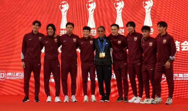 球探体育在线直播-吕文君回归根宝基地幕后：曾多次与恩师徐根宝进行长时间单独交流